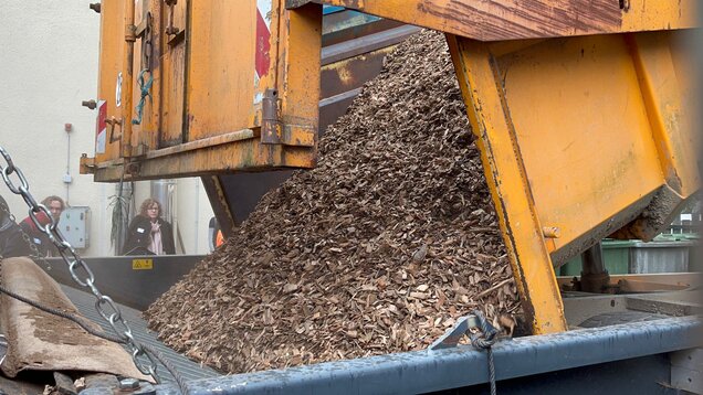 livraison de bois déchiqueté - camion qui benne dans un silo