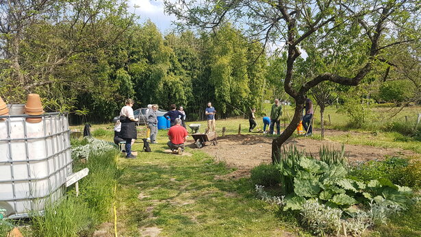 Les participants de l'atelier "Jardiner au naturel" dans le jardin du Collectif de Chateau9, en 2022