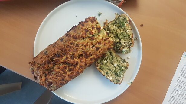 Un cake aux fanes de radis, réalisé par les participants de l'atelier "Cuisine anti-gaspi" en 2023